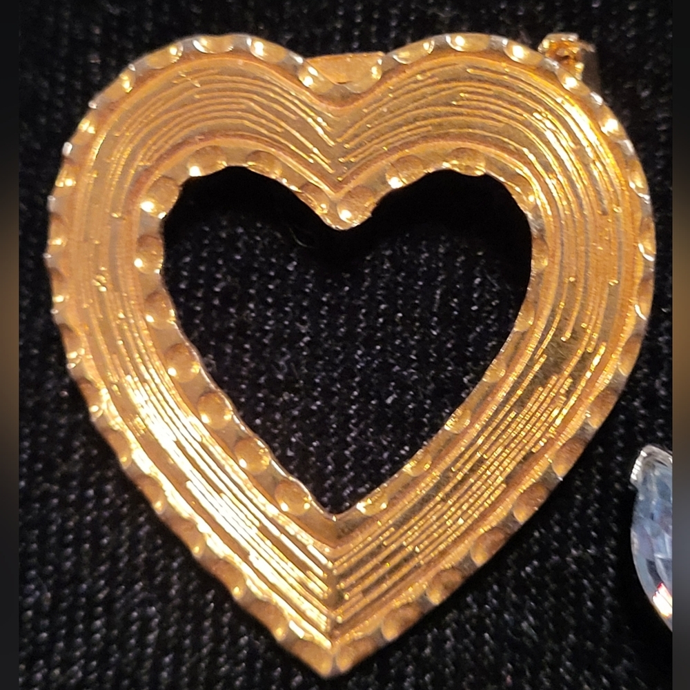 Beautiful Vintage Gold-Tone Open Heart Brooch Pin